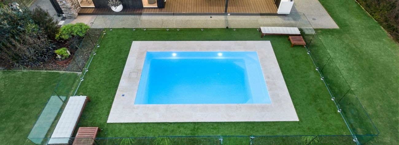 birds eye view of small plunge pool with basic pavers